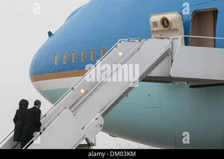 Maryland, Stati Uniti d'America. Il 9 dicembre, 2013. Il Presidente degli Stati Uniti Barack Obama e la First Lady Michelle Obama bordo Air Force One lunedì 9 dicembre, 2013 a base comune Andrews, Maryland, in partenza per le esequie dell ex presidente sudafricano Nelson Mandela. Credito: Kristoffer Tripplaar / Pool via CNP/dpa/Alamy Live News Foto Stock