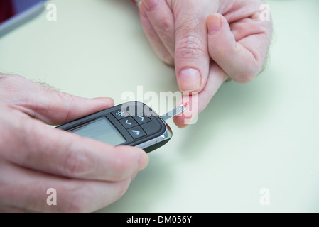 Il test per il diabete, l'uomo Foto Stock