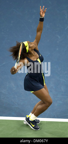 Serena Williams NEGLI STATI UNITI D' AMERICA in azione contro Ana Ivanovic di Serbia in donne singoli quarti corrisponde al giorno dieci del 2012 noi Foto Stock