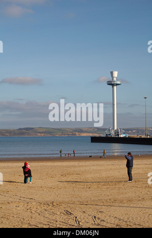 Sealife Tower, Jurassic Skyline Tower, a Weymouth e a coloro che godono di Weymouth beach in novembre Foto Stock