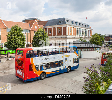 La stazione di autobus deposito autobus Double Decker bus. Il nuovo Whitefriars Shopping Centre in background. Foto Stock