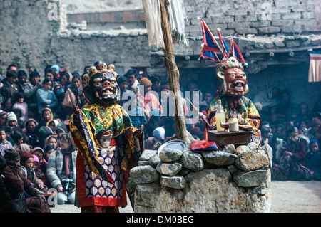 I monaci hanno in tibetano stile monastico durante il ballo annuale cerimonia, noto come il Cham. Foto Stock