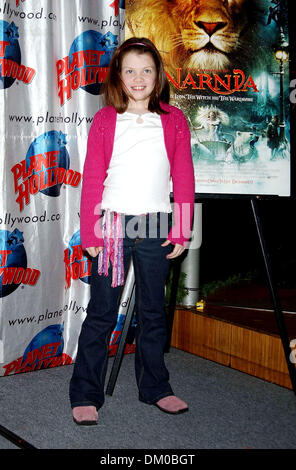 1 maggio 2002 - New York NEW YORK - K46226AR.Il cast di ''Le cronache di Narnia" Memorabila dona al Planet Hollywood a Times Square, New York New York 12-09-2005. ANDREA RENAULT- 2005.GEORGIE HENLEY(Immagine di credito: © Globo foto/ZUMAPRESS.com) Foto Stock