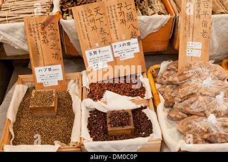 Erbe e piante medicinali per la vendita al mercato tradizionale - Seoul, Corea del Sud Foto Stock