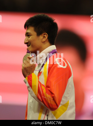 Uomini Salto in lungo Medal Ceremony (Argento )Yuki ma (CHN) London 2012 Giochi Paralimpici - vincitori di medaglie - Stadio Olimpico di Londra Foto Stock