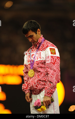 Uomini Salto in lungo cerimonia medaglia d'Oro) Gocha Khugrev (RUS) London 2012 Giochi Paralimpici - vincitori di medaglie - Stadio Olimpico Foto Stock