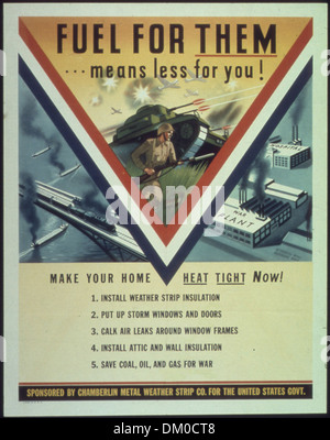 Questo poster propagandistico dell'era della seconda guerra mondiale incoraggia i civili a risparmiare carburante rendendo le loro case più efficienti dal punto di vista energetico, poiché il carburante è prioritario per l'uso militare. Foto Stock