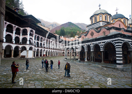 I turisti che visitano il Rila monastero ortodosso ( Bulgaria) Foto Stock