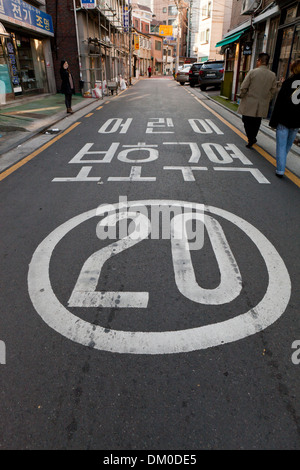 Area scolastica bambino (zona di protezione) segnale di limite di velocità su strada - Seoul, Corea del Sud Foto Stock