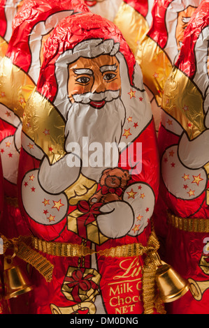 Righe di cioccolato di Santa Claus in attesa in un negozio per il loro grande giorno. Foto Stock