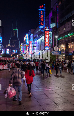 Shopping street, Nanjing Road di notte, Puxi, Shanghai, Cina Foto Stock