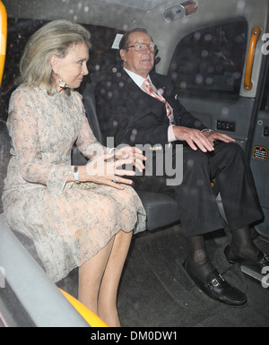 Sir Roger Moore e la moglie Kristina Tholstrup lasciando il ristorante Scotts Londra Inghilterra - 07.09.12 Foto Stock