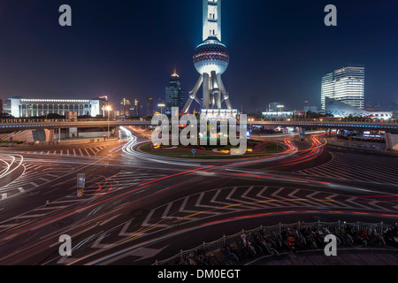 Cityscape, rotatoria di notte, Pearl Tower, Lujiazui, Shanghai, Cina Foto Stock