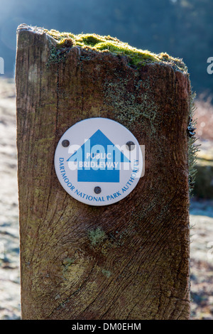 Pubblico segnavia Bridleway nel Parco Nazionale di Dartmoor su un soleggiato post Foto Stock