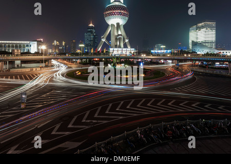 Cityscape, rotatoria di notte, Pearl Tower, Lujiazui, Shanghai, Cina Foto Stock