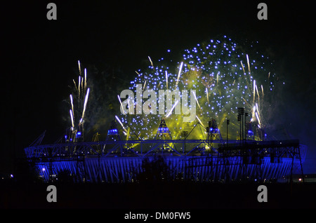 Fuochi d'artificio illuminano il cielo sopra lo Stadio Olimpico di Londra 2012 Parlympic Giochi - Cerimonia di chiusura Londra Inghilterra - 12.08.12 Foto Stock