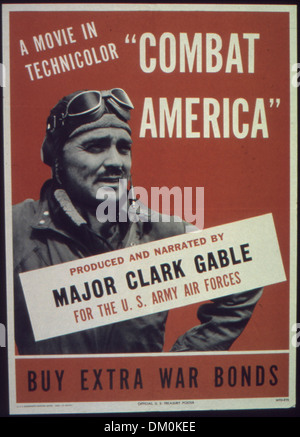 Questo poster propagandistico della seconda guerra mondiale promuove il film "Combat America" e incoraggia il pubblico ad acquistare obbligazioni di guerra per sostenere lo sforzo bellico. Sottolinea l'importanza di finanziare la guerra attraverso la partecipazione civile. Foto Stock