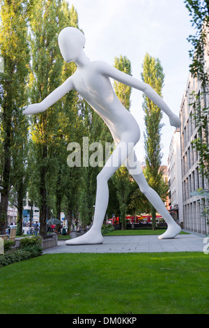 Arte Scultura "uomo a piedi' di atrist Jonathan Borofsky a Monaco di Baviera, Leopoldstrasse, Germania Foto Stock