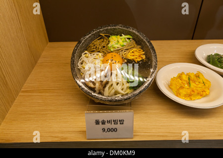 In Plastica Modello alimentare (bibimbap - le verdure sopra il riso) espositore presso un ristorante fast food - Seoul, Corea del Sud Foto Stock