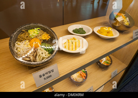 In Plastica Modello alimentare (bibimbap - le verdure sopra il riso) espositore presso un ristorante fast food - Seoul, Corea del Sud Foto Stock