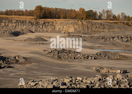 Cava di pietra, miniere Onandaga calcare, New York, Marcello shale visto come strato superiore Foto Stock