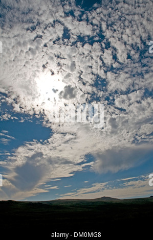 Guardando ad ovest da Belstone comune, verso la cresta distanti incorporante Rowtor, West Mill Tor e Sì Tor Foto Stock