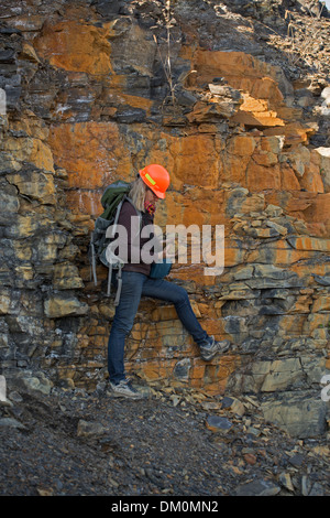 Geologo femmina esaminando Marcello shale, vicino a Marcello New York, fonte di gas naturale e oggetto di polemica fracking Foto Stock