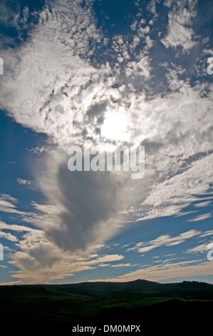 Guardando ad ovest da Belstone comune, verso la cresta distanti incorporante Rowtor, West Mill Tor e Sì Tor Foto Stock