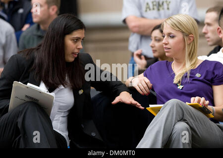 Nov. 21, 2009 - punto ad ovest di New York, Stati Uniti - 21 Novembre 2009: Esercito head coach Alma Kovaci e assistente allenatore Julie Chester durante l'azione di gioco a Patriot League campionato volley Semi Finali a Gillis Field House a West Point, NY. L'esercito cavalieri neri sconfitto Lehigh 3-0, mentre l'Università Americana aquile sconfitto il Colgate Raiders3-0. Obbligatorio Photo credit: Foto Stock