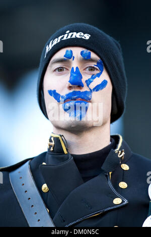 Il 12 Dic. 2009 - Philadelphia, Pennsylvania, Stati Uniti - 12 dicembre 2009: durante l'azione di calcio nel gioco tra esercito cavalieri neri e la marina militare aspiranti guardiamarina ha suonato presso il Lincoln Financial Field di Philadelphia, Pennsylvania. Navy sconfitto esercito 17-3 per la loro Ottava vittoria consecutiva nella serie. (Credito Immagine: © Alex Cena/Southcreek globale/ZUMApress.com) Foto Stock