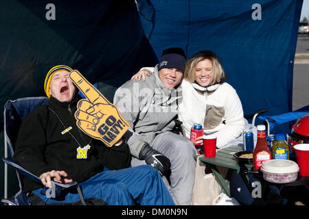 Il 12 Dic. 2009 - Philadelphia, Pennsylvania, Stati Uniti - 12 dicembre 2009: azione del portellone prima del gioco tra l'esercito cavalieri neri e la marina militare aspiranti guardiamarina ha suonato presso il Lincoln Financial Field di Philadelphia, Pennsylvania. Navy sconfitto esercito 17-3 per la loro Ottava vittoria consecutiva nella serie. (Credito Immagine: © Alex Cena/Southcreek globale/ZUMApress.com) Foto Stock