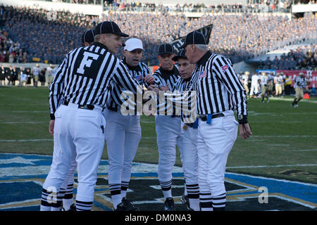 Il 12 Dic. 2009 - Philadelphia, Pennsylvania, Stati Uniti - 12 dicembre 2009: funzionari di gioco durante la cerimonia di apertura durante il centodecimo Army-Navy college football gioco giocato al Lincoln Financial Field di Philadelphia, Pennsylvania. Navy sconfitto esercito 17-3 per la loro Ottava vittoria consecutiva nella serie. (Credito Immagine: © Alex Cena/Southcreek globale/ZUMApress.com) Foto Stock