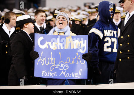 Il 12 Dic. 2009 - Philadelphia, Pennsylvania, Stati Uniti - 12 dicembre 2009: durante l'azione di calcio nel gioco tra esercito cavalieri neri e la marina militare aspiranti guardiamarina ha suonato presso il Lincoln Financial Field di Philadelphia, Pennsylvania. Navy sconfitto esercito 17-3 per la loro Ottava vittoria consecutiva nella serie. (Credito Immagine: © Alex Cena/Southcreek globale/ZUMApress.com) Foto Stock