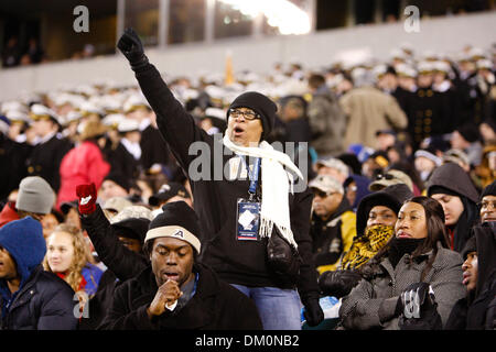 Il 12 Dic. 2009 - Philadelphia, Pennsylvania, Stati Uniti - 12 dicembre 2009: durante l'azione di calcio nel gioco tra esercito cavalieri neri e la marina militare aspiranti guardiamarina ha suonato presso il Lincoln Financial Field di Philadelphia, Pennsylvania. Navy sconfitto esercito 17-3 per la loro Ottava vittoria consecutiva nella serie. (Credito Immagine: © Alex Cena/Southcreek globale/ZUMApress.com) Foto Stock