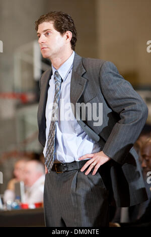 Dic. 22, 2009 - punto ad ovest di New York, Stati Uniti - 22 dicembre 2009: Esercito head coach Zach Spiker durante l'azione di gioco. L esercito hanno utilizzato un 13-0- esegui per girare a cinque punti di vantaggio in un 18-punto di vantaggio in rotta verso una vittoria 54-46 sopra New Hampshire (4-5) al Christl Arena presso l'Accademia Militare degli Stati Uniti a West Point, New York. I Cavalieri Neri (9-2) hanno conquistato quattro giochi dritto overa Foto Stock