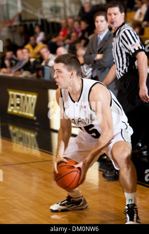 Dic. 22, 2009 - punto ad ovest di New York, Stati Uniti - 22 dicembre 2009: Esercito guard Jon Sizemore (15) durante la fase di azione di gioco. L esercito hanno utilizzato un 13-0- esegui per girare a cinque punti di vantaggio in un 18-punto di vantaggio in rotta verso una vittoria 54-46 sopra New Hampshire (4-5) al Christl Arena presso l'Accademia Militare degli Stati Uniti a West Point, New York. I Cavalieri Neri (9-2) hanno conquistato quattro giochi dritto oltre il Foto Stock