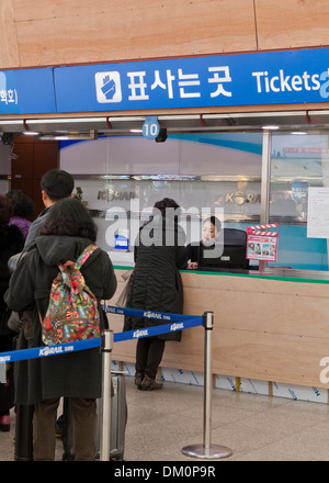 Korail biglietto treno finestra - Stazione di Seul, Corea del Sud Foto Stock