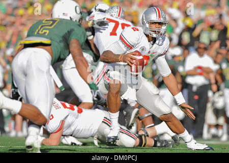 Gen 01, 2010 - Pasadena, California, Stati Uniti - 01 Gennaio 2010: Ohio State così QB Terrelle Pryor (2) guarda per camera in esecuzione durante il Rose Bowl gioco tra Ohio State e Oregon presso il Rose Bowl di Pasadena, CA. Ohio led di stato 16-10 a metà. (Credito Immagine: © Matt Cohen/Southcreek globale/ZUMApress.com) Foto Stock