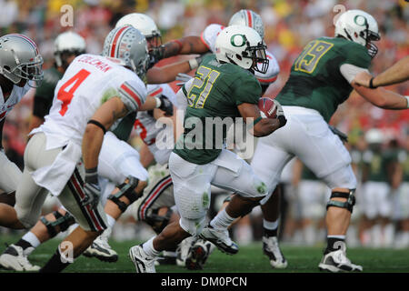 Gen 01, 2010 - Pasadena, California, Stati Uniti - 01 Gennaio 2010: Oregon FR RB LaMichael James (21) rompe attraverso la linea durante il Rose Bowl gioco tra Ohio State e Oregon presso il Rose Bowl di Pasadena, CA. Ohio led di stato 16-10 a metà. (Credito Immagine: © Matt Cohen/Southcreek globale/ZUMApress.com) Foto Stock