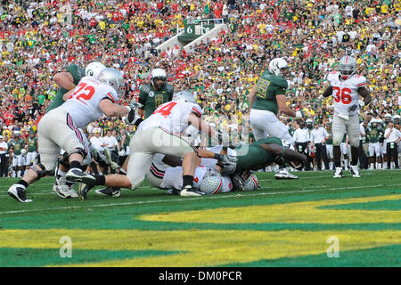 Gen 01, 2010 - Pasadena, California, Stati Uniti - 01 Gennaio 2010: Oregon SR RB LeGarrette Blount (9) raggiunge per un touchdown durante il Rose Bowl gioco tra Ohio State e Oregon presso il Rose Bowl di Pasadena, CA. Ohio led di stato 16-10 a metà. (Credito Immagine: © Matt Cohen/Southcreek globale/ZUMApress.com) Foto Stock