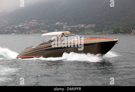 Un Rivarama super yacht vicino alla fabbrica di Riva in una nebbiosa Lago d'Iseo a Sarnico, Italia. Foto Stock