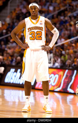 Gen. 10, 2010 - Knoxville, Tennessee, Stati Uniti - 10 Gennaio 2010: Tennessee guard Scotty Hopson prende una pausa di attesa per il Kansas player per sparare la sua due fallo scatti. I volontari del Tennessee sconvolto il numero 1 si è classificato Kansas Jayhawks 76-68 nel Thompson-Boling Arena di Knoxville, TN. (Credito Immagine: © Jeremy Brevard Southcreek/Global/ZUMApress.com) Foto Stock