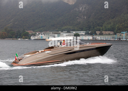 Un Rivarama super yacht vicino alla fabbrica di Riva in una nebbiosa Lago d'Iseo a Sarnico, Italia. Foto Stock