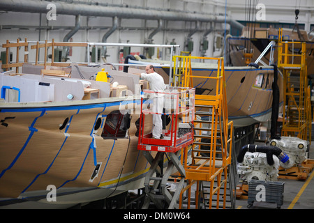 Riva 63 Virtus super yacht in costruzione presso la fabbrica di Riva sul lago di Iseo a Sarnico, Italia. Foto Stock