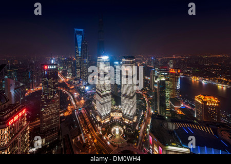 Cityscape, vista di IFC, SWFC, il World Financial Center di Shanghai, Torre di Jin Mao di notte, Lujiazui Pudong, Shanghai, Cina Foto Stock