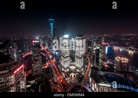 Cityscape, vista di IFC, SWFC, il World Financial Center di Shanghai, Torre di Jin Mao di notte, Lujiazui Pudong, Shanghai, Cina Foto Stock