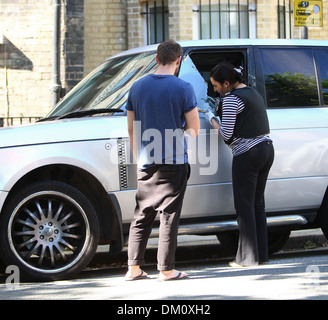 Una scena del crimine Officer controlli Sarah Harding's auto per le impronte digitali dopo che è stato rotto in Londra Inghilterra - 07.09.12 Foto Stock