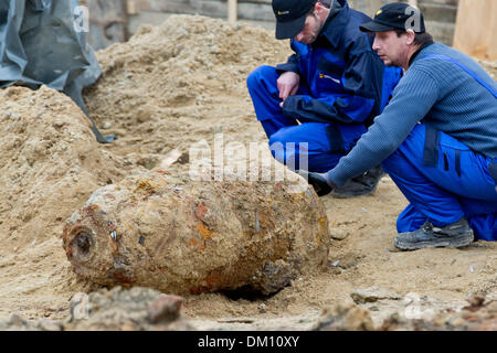 Norimberga, Germania. Decimo Dec, 2013. Bomb Disposal expert Michael Weiss (R) e Tobias Oelsner esaminare una bomba dalla II guerra mondiale in un edificio pit in Nuremberg, Germania, 10 dicembre 2013. Il disarmo della bomba è prevista il 11 dicembre 2013. A prescindere dalla stazione principale e diversi appartamenti e ufficio edificio dovranno essere temporaneamente evacuati. Foto: Daniel Karmann/dpa/Alamy Live News Foto Stock