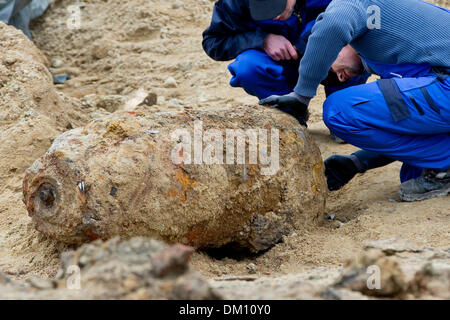 Norimberga, Germania. Decimo Dec, 2013. Bomb Disposal expert Michael Weiss (R) e Tobias Oelsner esaminare una bomba dalla II guerra mondiale in un edificio pit in Nuremberg, Germania, 10 dicembre 2013. Il disarmo della bomba è prevista il 11 dicembre 2013. A prescindere dalla stazione principale e diversi appartamenti e ufficio edificio dovranno essere temporaneamente evacuati. Foto: Daniel Karmann/dpa/Alamy Live News Foto Stock