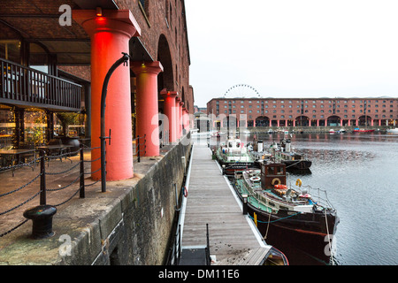 Barche e chiatte ormeggiate presso la Albert Dock, Liverpool, Regno Unito Foto Stock